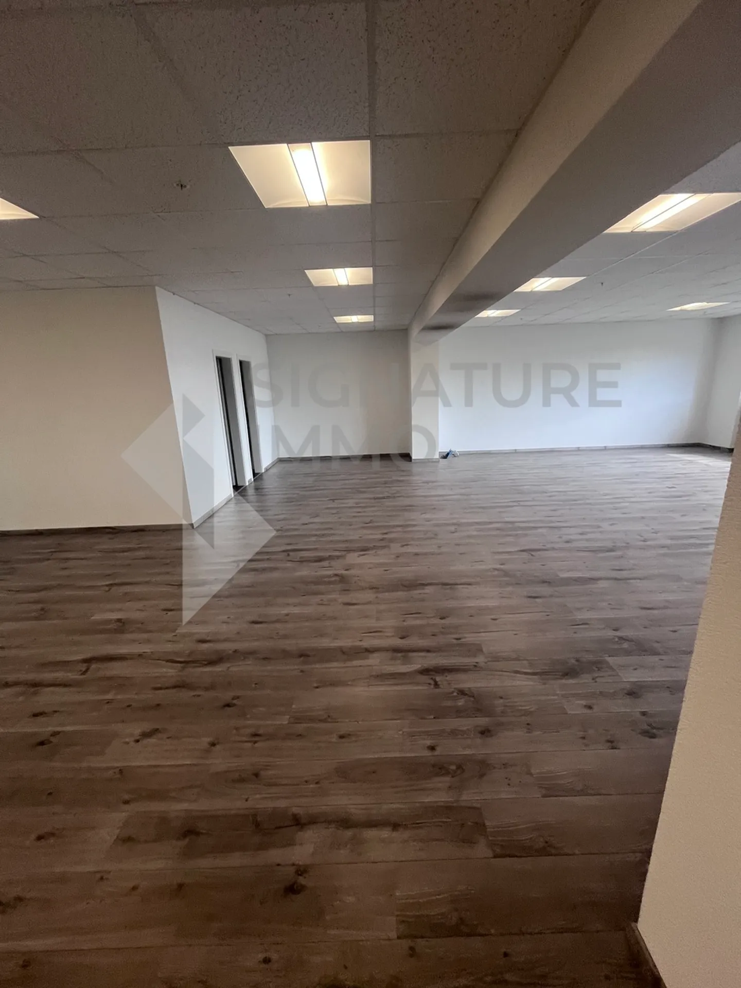 À louer - Rare sur le marché ! Local commercial polyvalent de 594 m² - Photo 4 sur 23