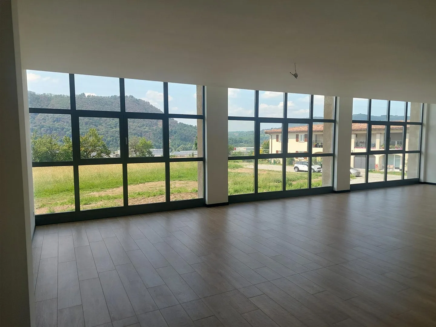 APPARTEMENT SPACIEUX COMPLÈTEMENT RÉNOVÉ - Photo 4 sur 30