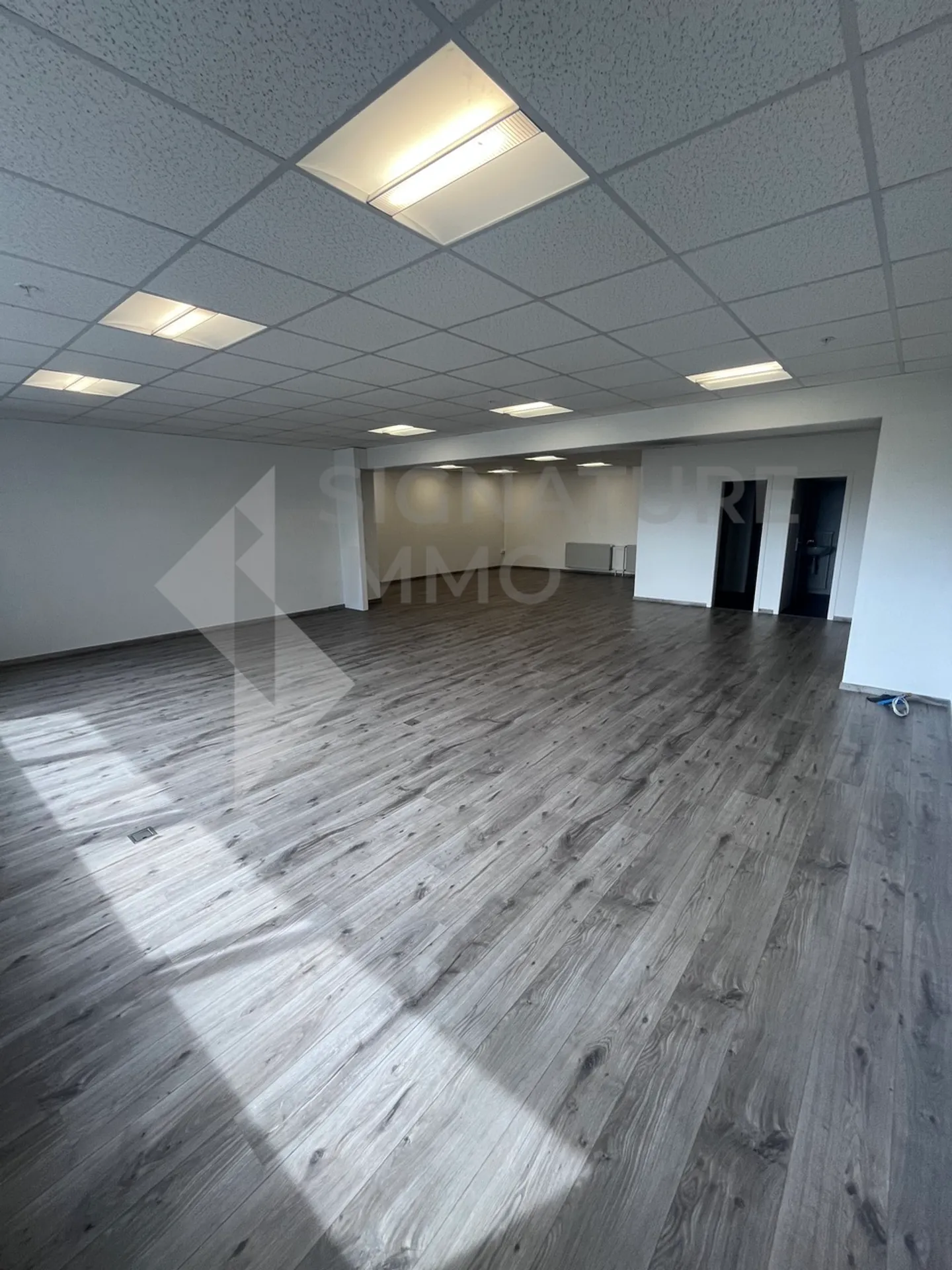 À louer - Rare sur le marché ! Local commercial polyvalent de 594 m² - Photo 1 sur 23
