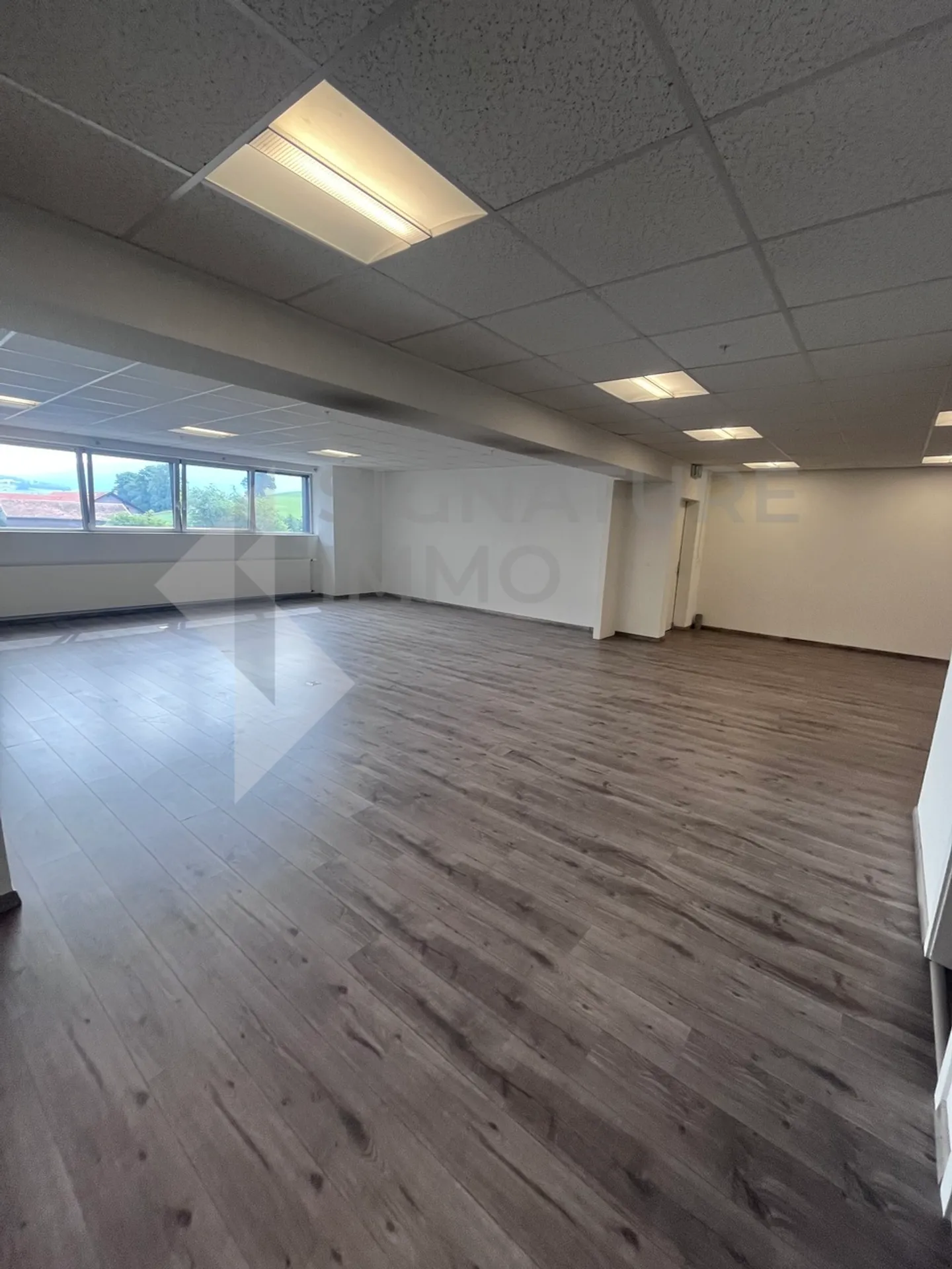 À louer - Rare sur le marché ! Local commercial polyvalent de 594 m² - Photo 2 sur 23