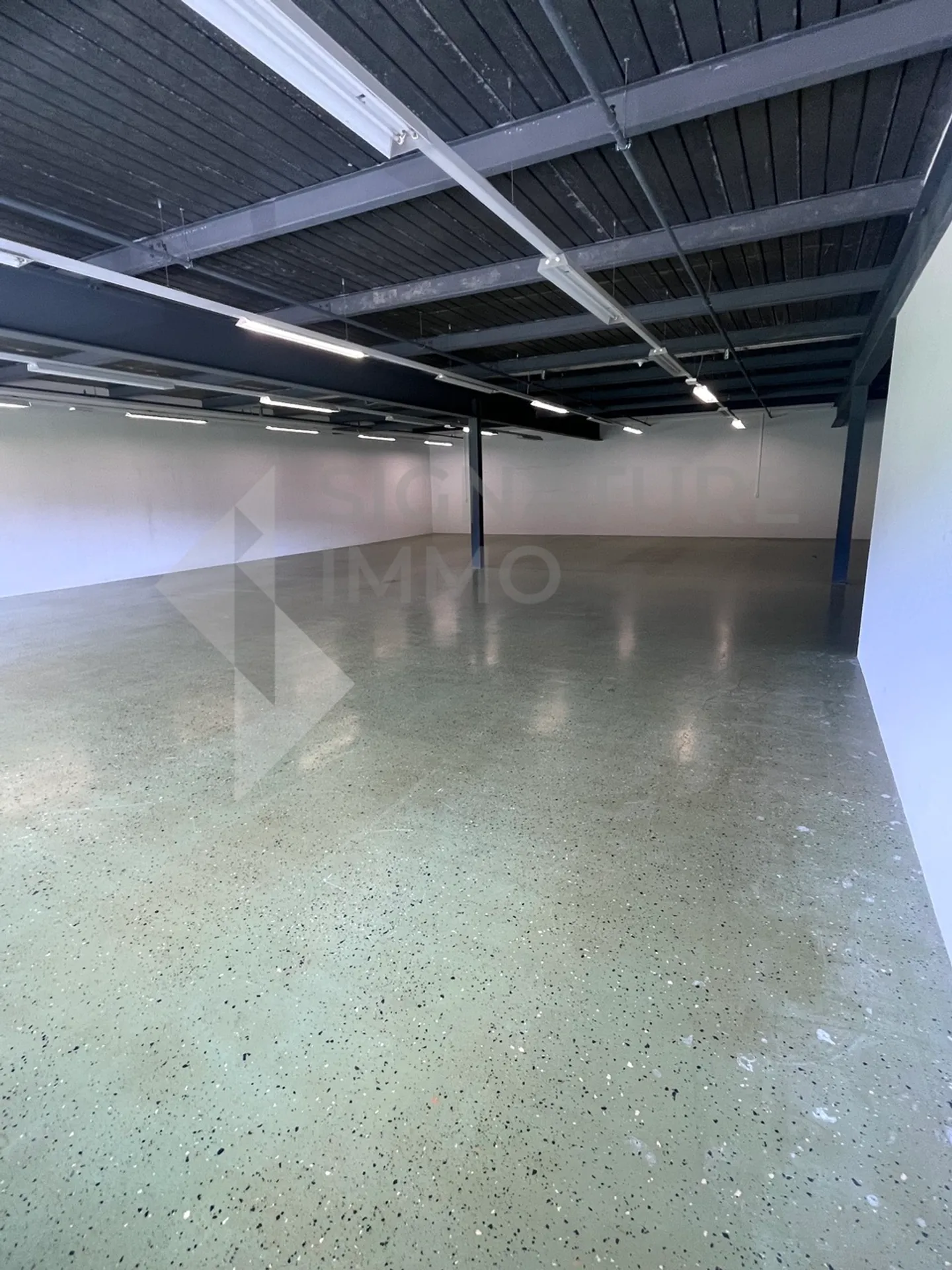 À louer - Rare sur le marché ! Local commercial polyvalent de 594 m² - Photo 22 sur 23