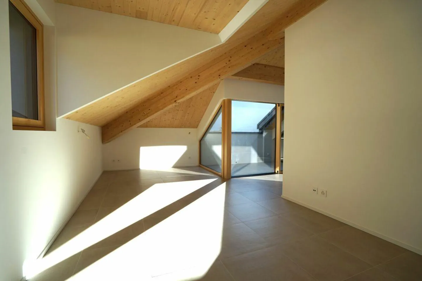 Bellissimo e nuovo attico con 3,5 stanze - Foto 3 di 8