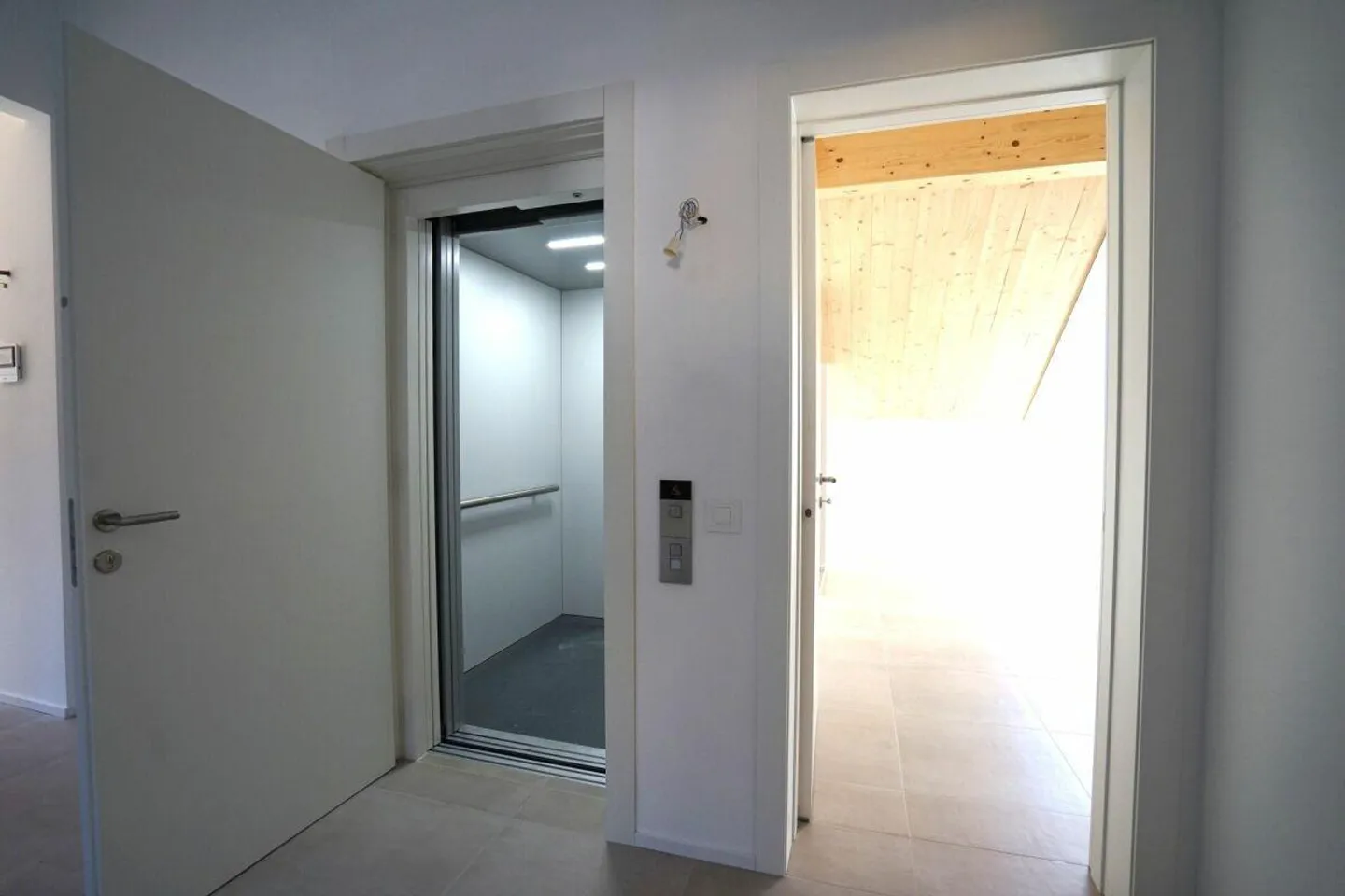 Bellissimo e nuovo attico con 3,5 stanze - Foto 6 di 8