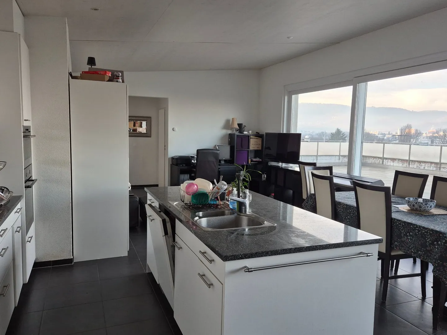 Geräumiges Penthouse mit Balkon - Foto 2 von 8