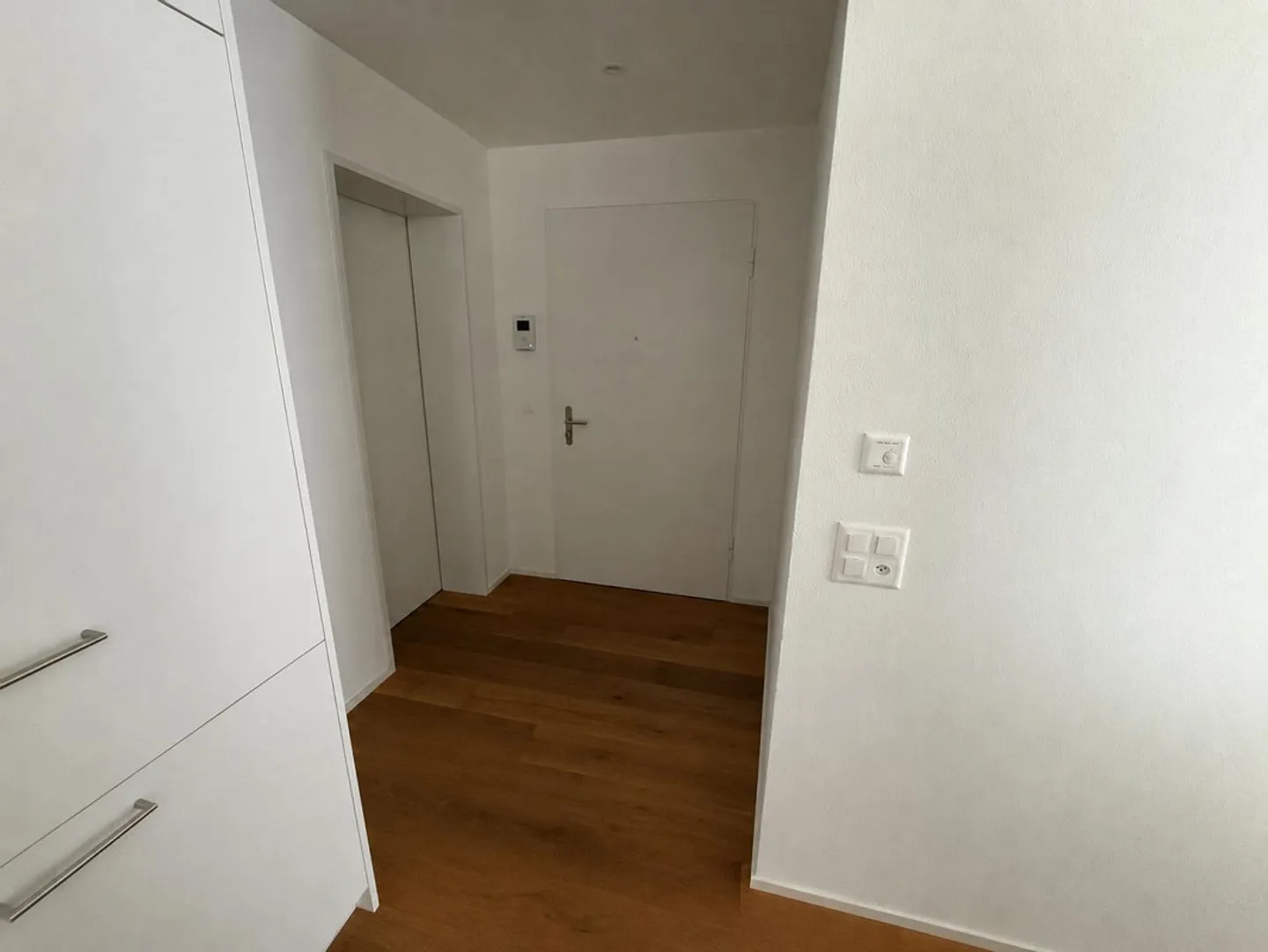 Moderne 2.5-Zimmer-Wohnung mit Aussicht - Foto 3 von 7