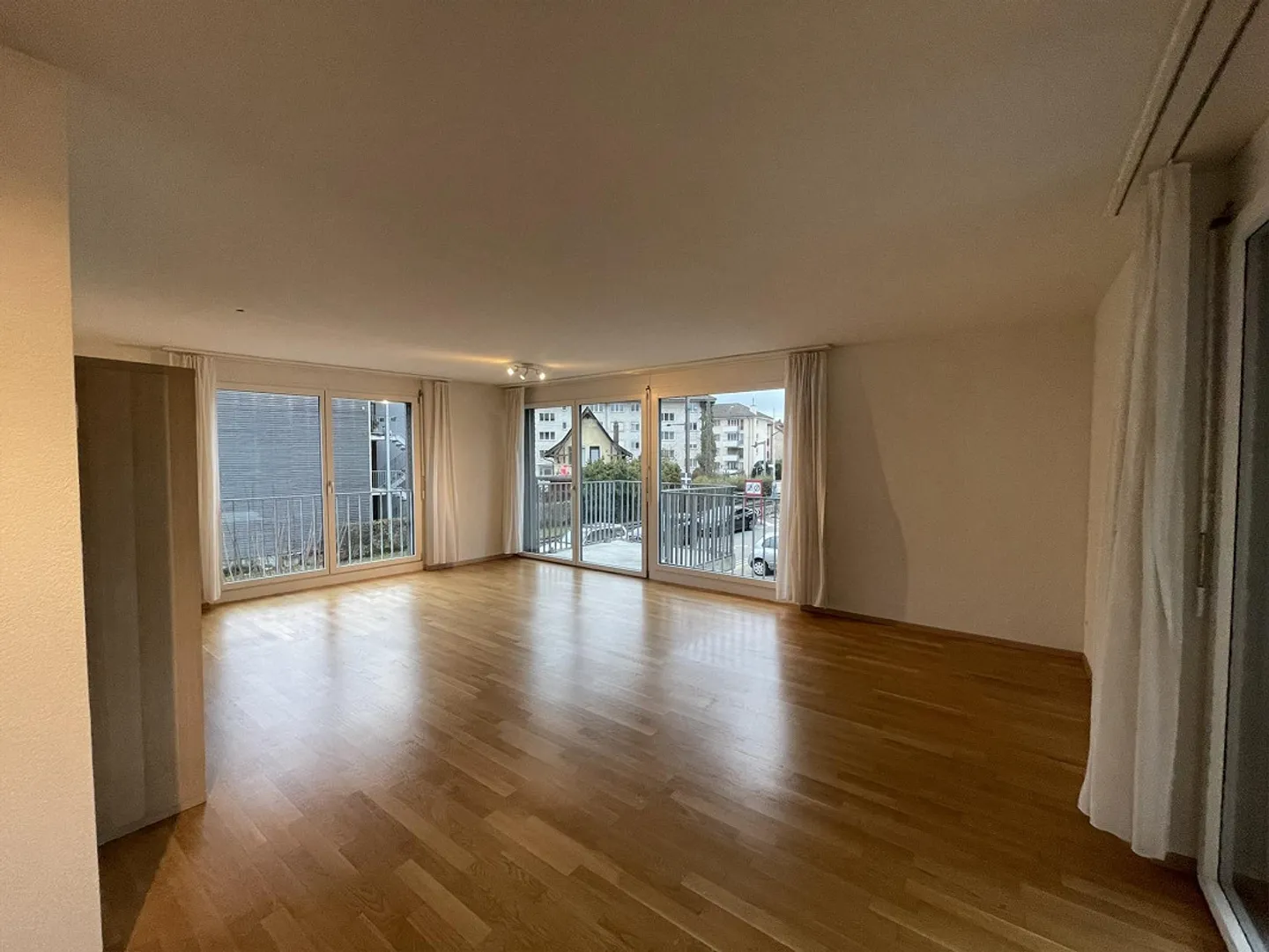 Moderno appartamento di 2,5 stanze con due balconi coperti - Foto 3 di 10