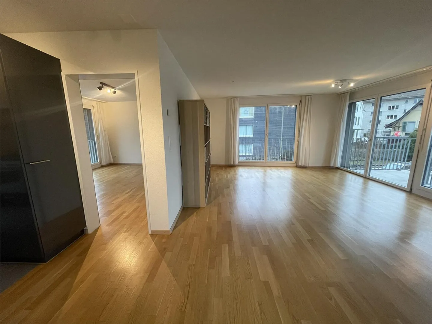 Moderno appartamento di 2,5 stanze con due balconi coperti - Foto 4 di 10