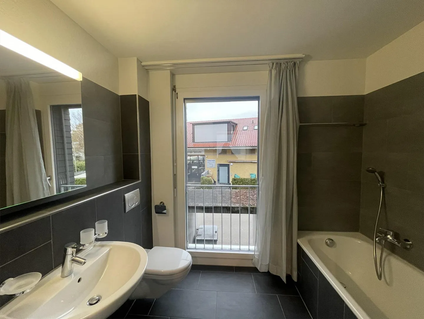 Moderno appartamento di 2,5 stanze con due balconi coperti - Foto 5 di 10