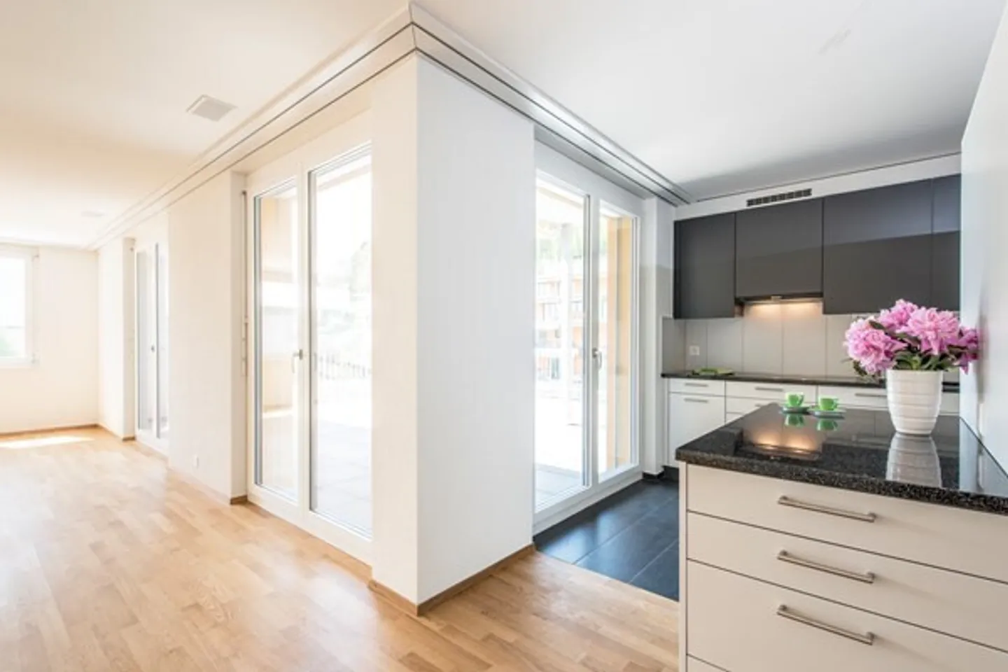 Beautiful penthouse apartment with a view of greenery! - Photo 3 of 7