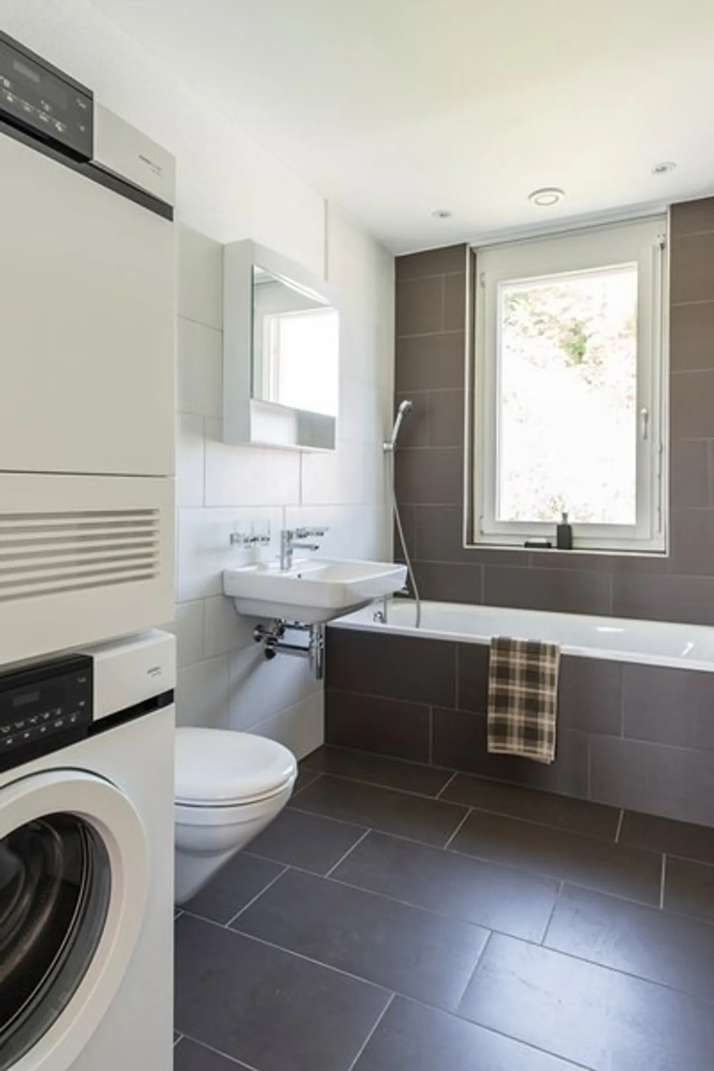 Beautiful penthouse apartment with a view of greenery! - Photo 4 of 7