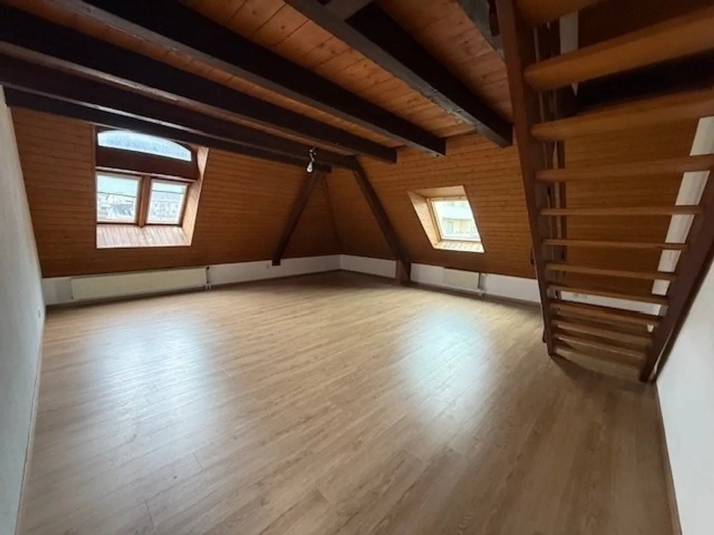 Grand Appartement Confortable dans un Bâtiment Historique au Village - Photo 1 sur 6