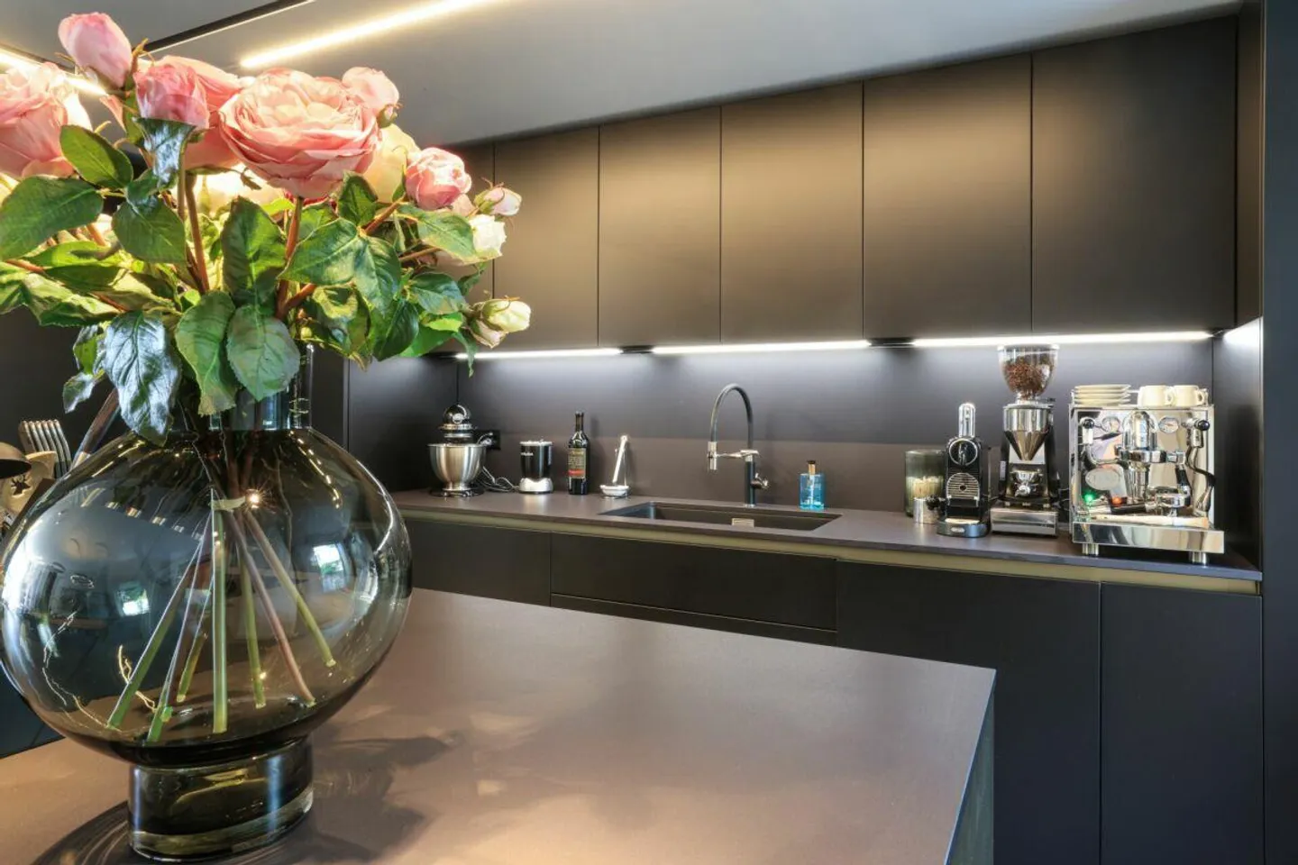 Modern Apartment with Garden - Photo 11 of 30