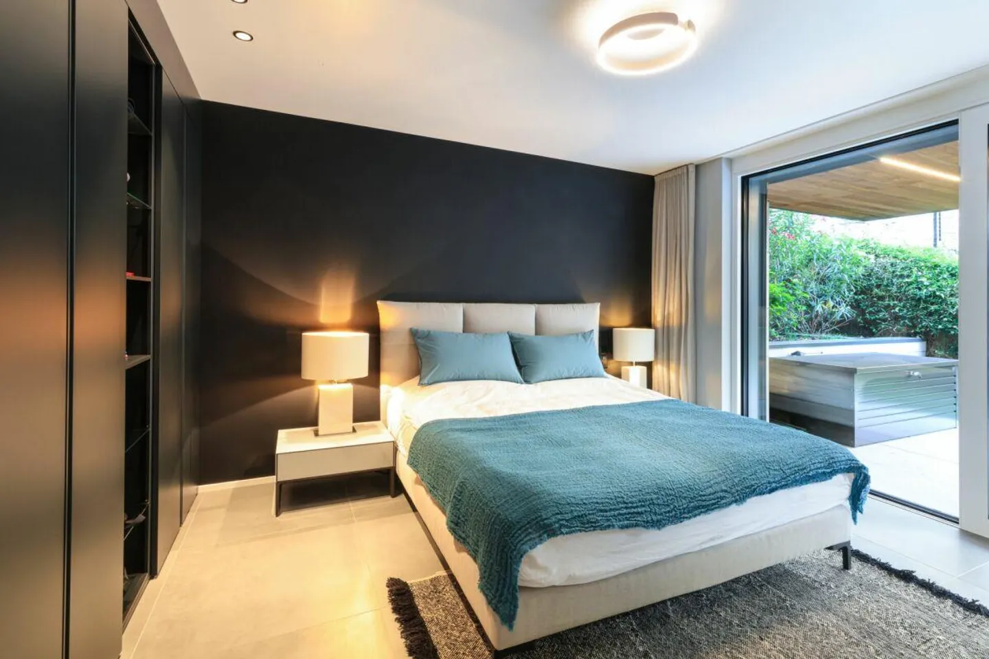 Modern Apartment with Garden - Photo 16 of 30