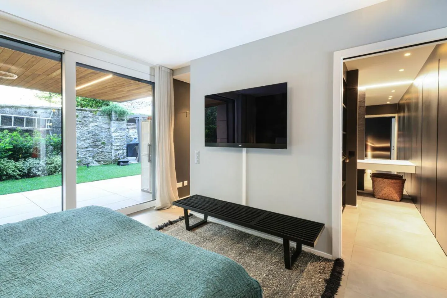 Modern Apartment with Garden - Photo 17 of 30