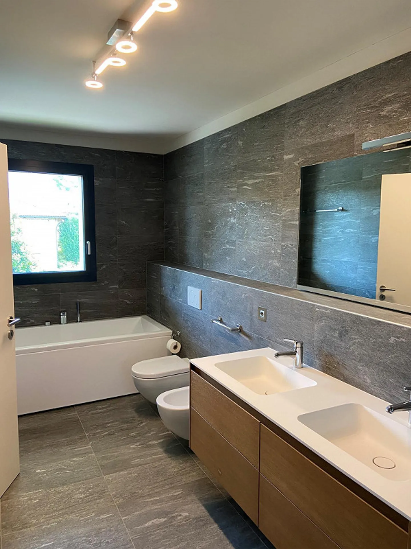 MONTAGNOLA DUE PASSI DA IN ZONA PRIVILEGIATA E TRANQUILLA - Foto 3 di 13