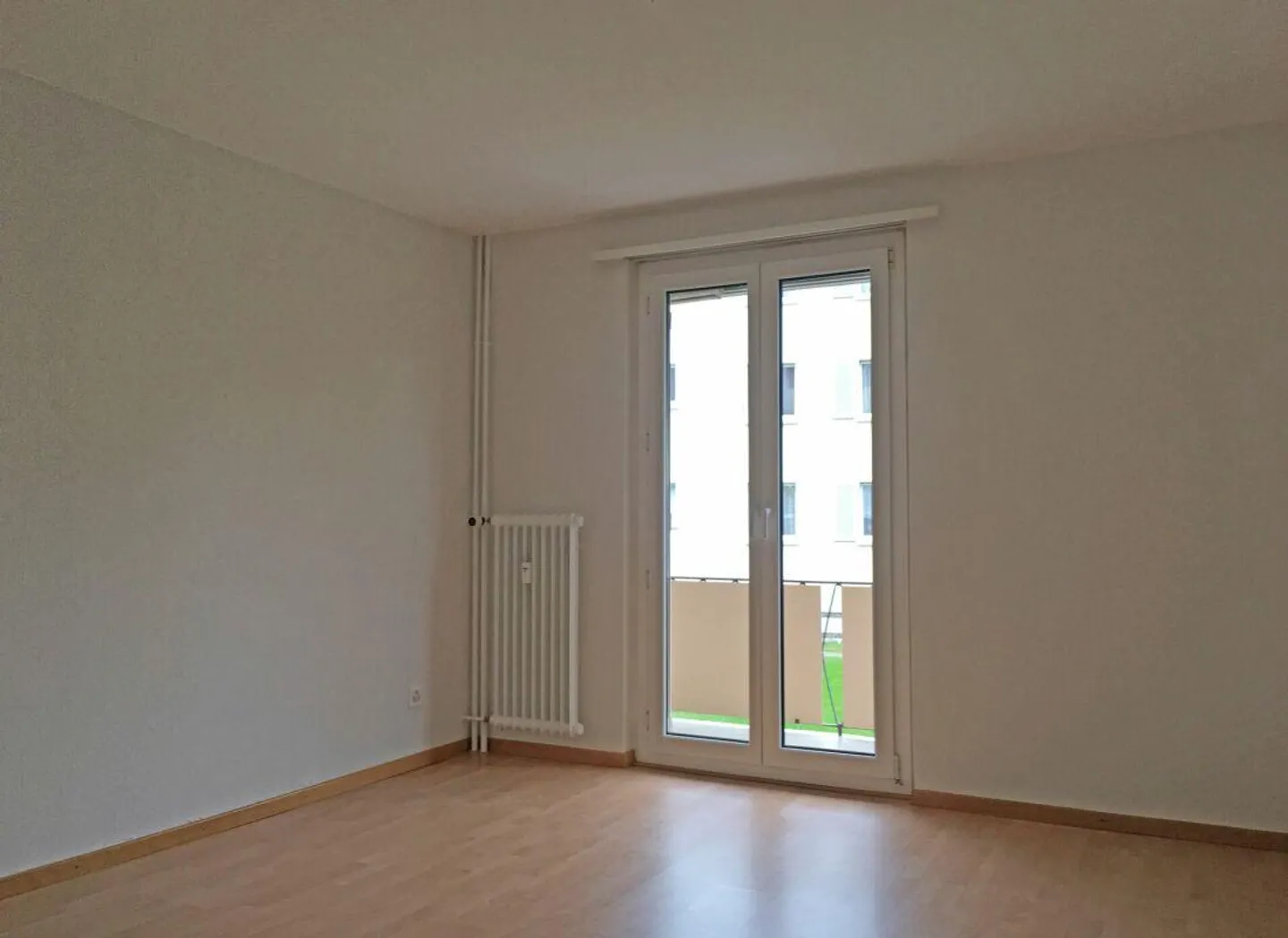 Appartamento luminoso con balcone e area giardino privata - Foto 3 di 13