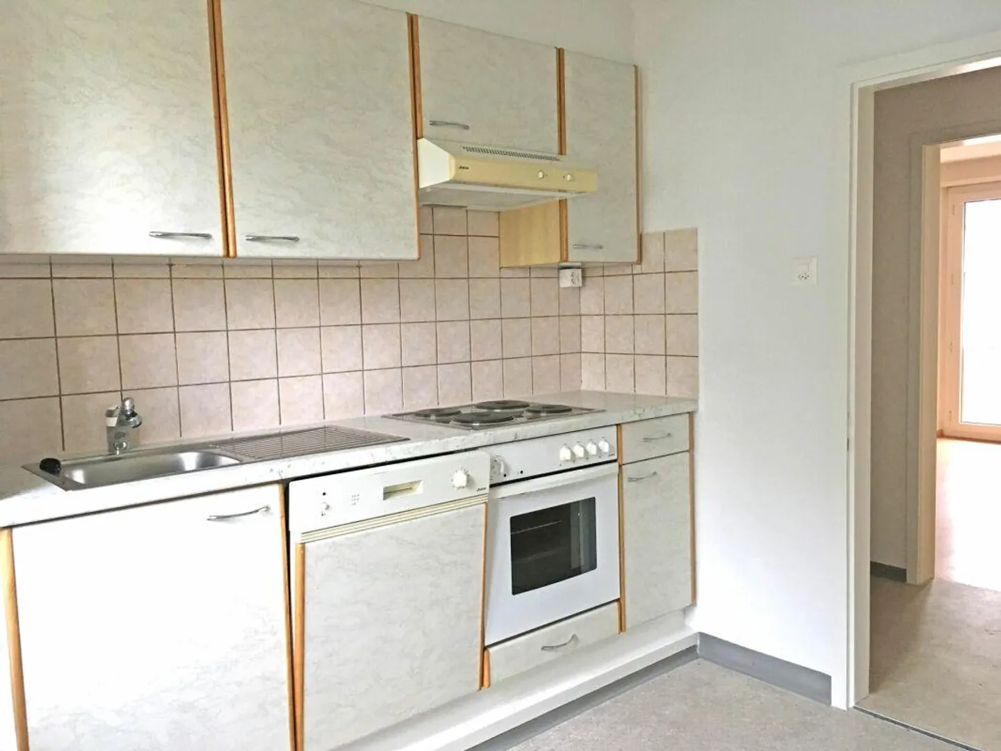 Appartamento luminoso con balcone e area giardino privata - Foto 6 di 13