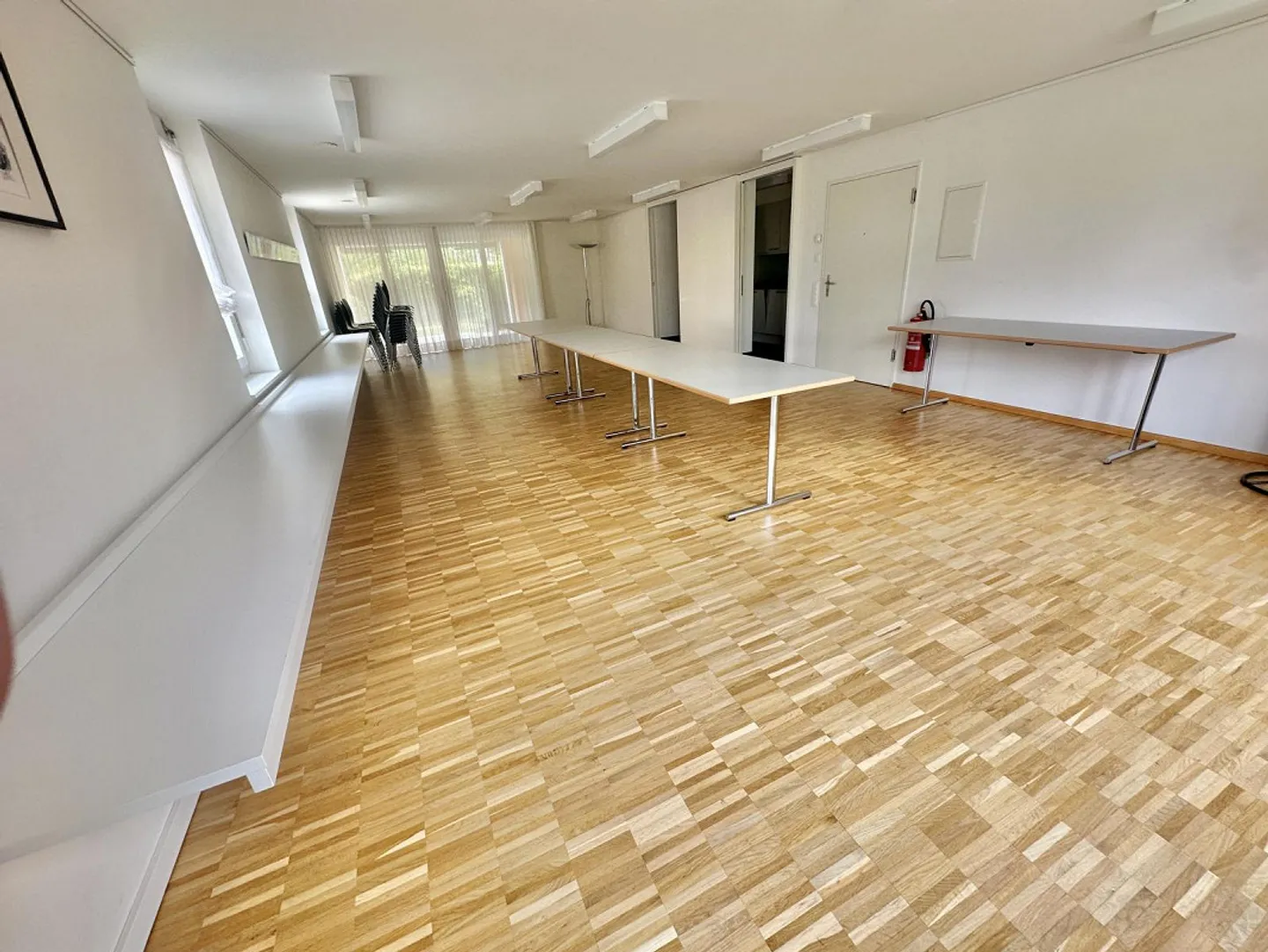 Espace commercial / de pratique lumineux de 78 m² dans le meilleur emplacement à Pfeffingen - Photo 2 sur 7