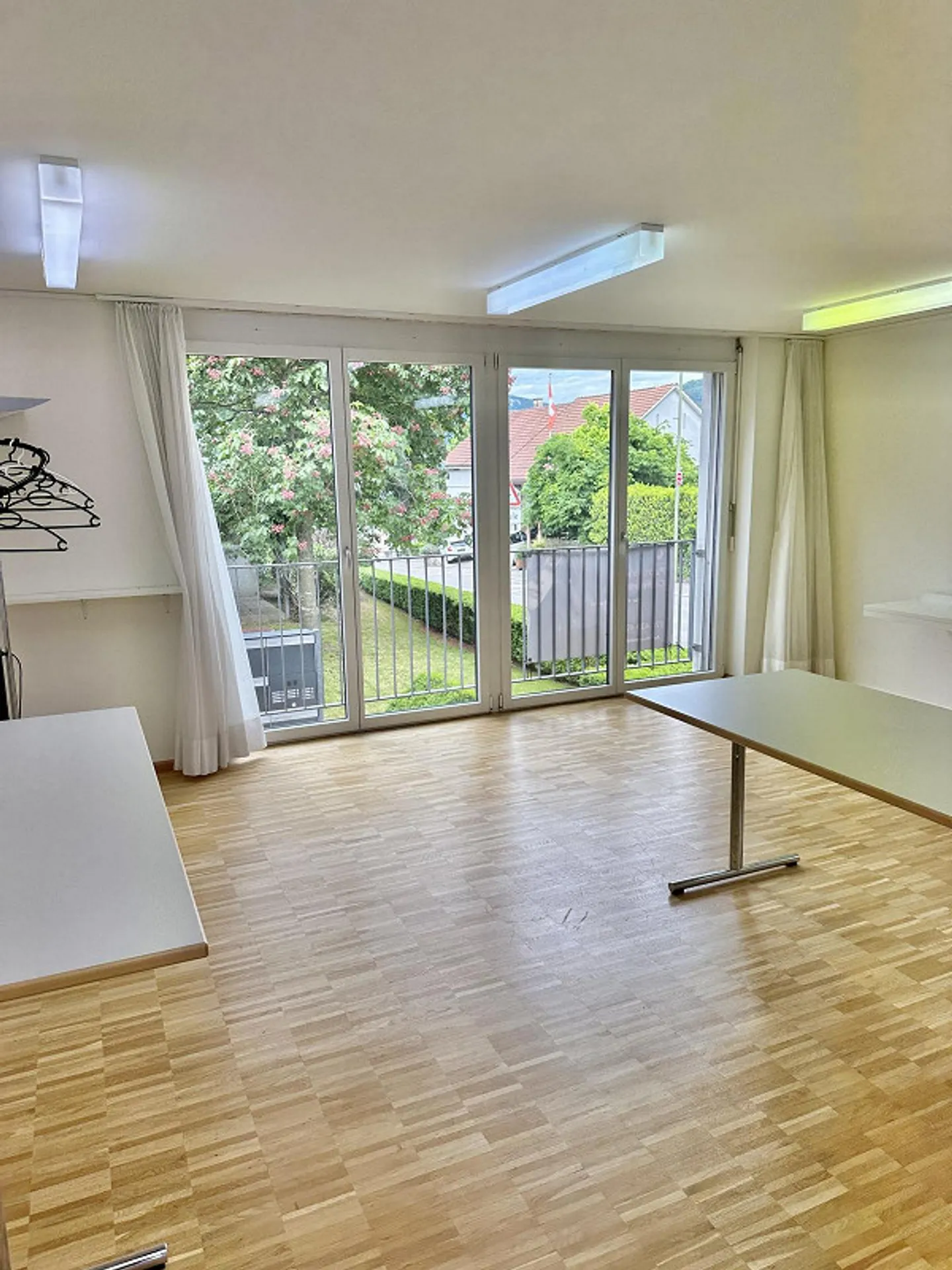 Espace commercial / de pratique lumineux de 78 m² dans le meilleur emplacement à Pfeffingen - Photo 3 sur 7