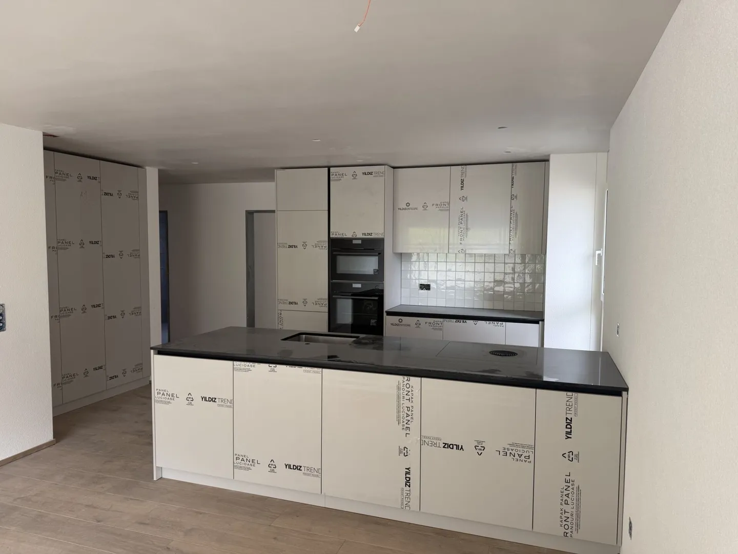 Votre nouveau chez-vous vous attend : appartements modernes dans un nouveau bâtiment à Embrach avec de grands espaces de jardin ou balcons - Photo 1 sur 10