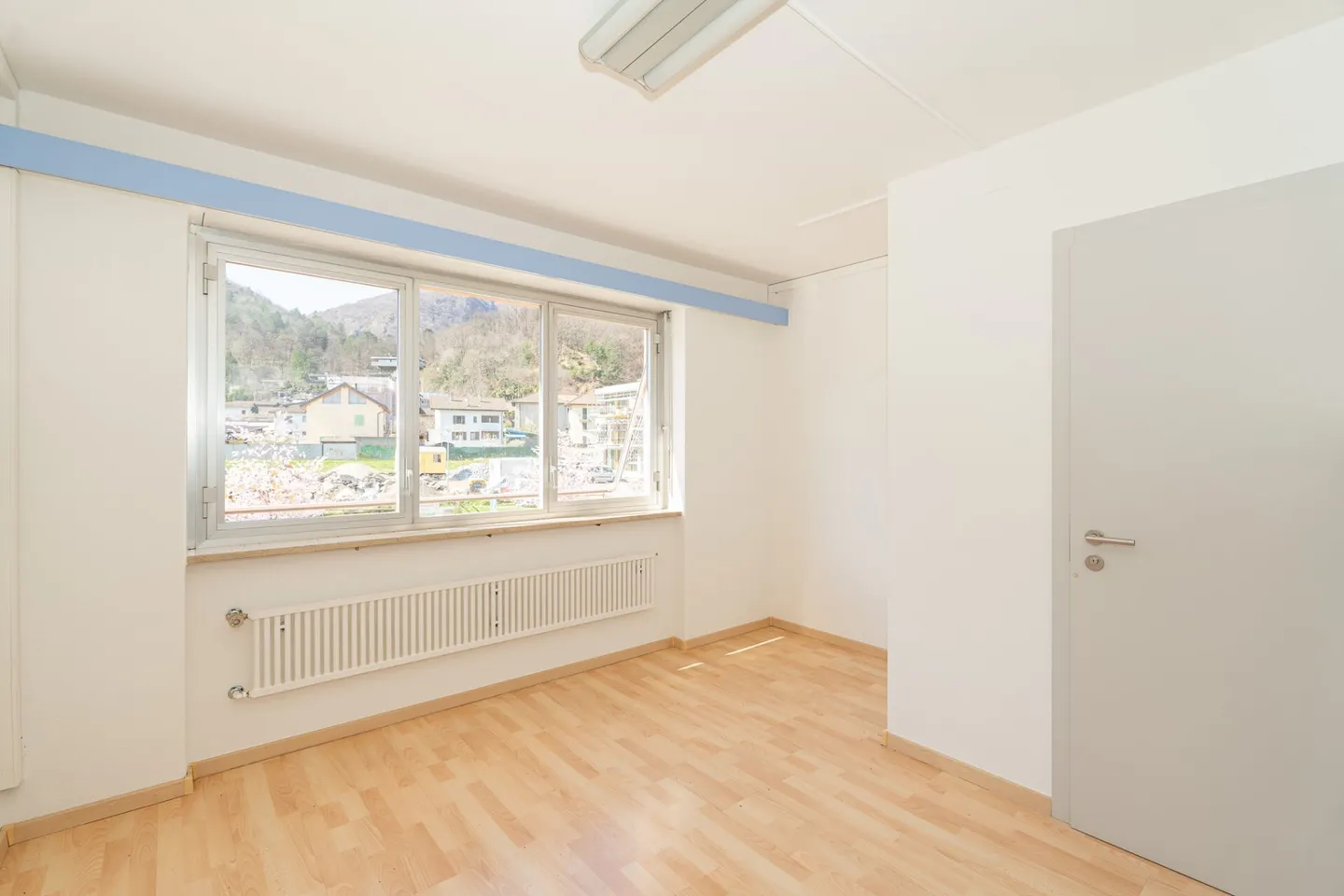 LOSONE - Espace commercial lumineux et polyvalent en position centrale - Photo 5 sur 14