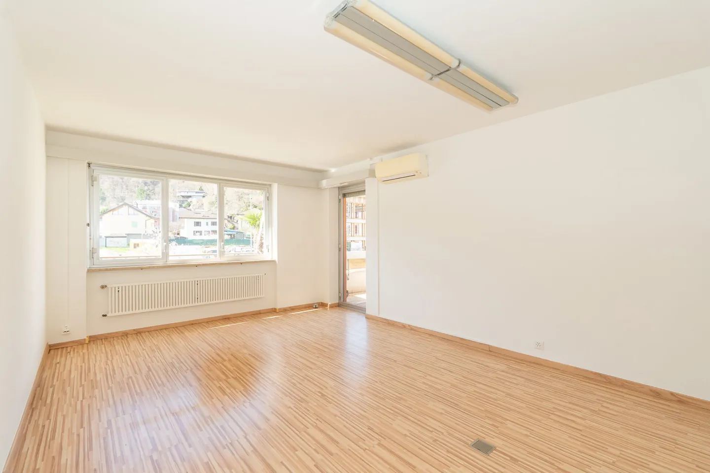 LOSONE - Espace commercial lumineux et polyvalent en position centrale - Photo 7 sur 14