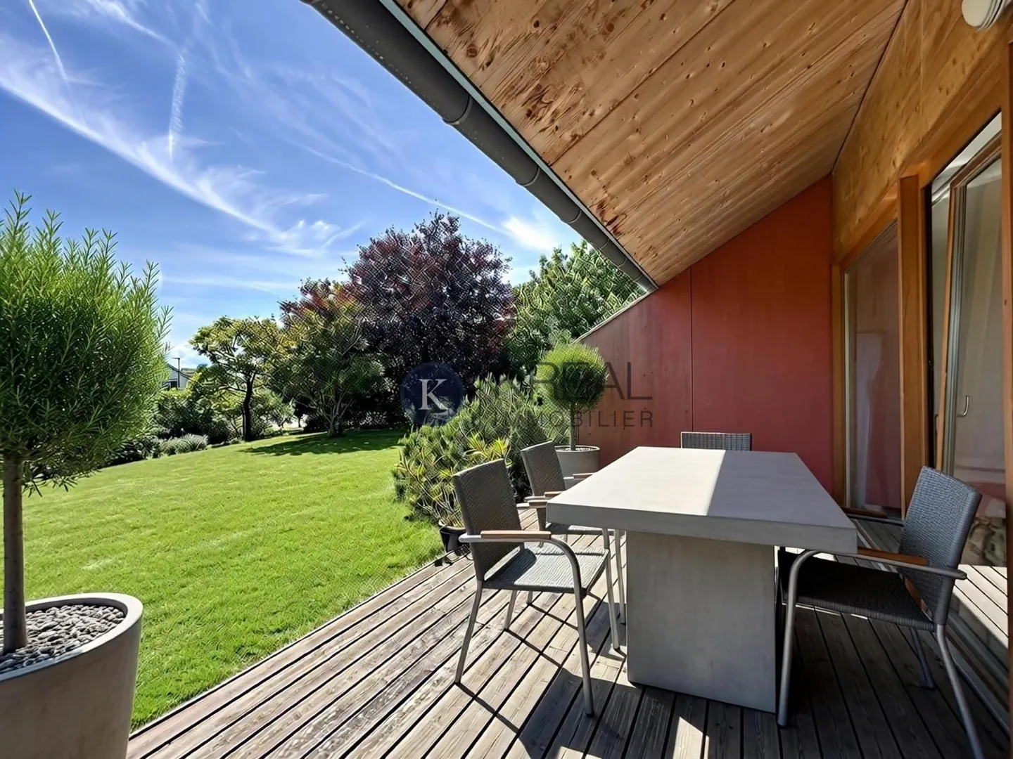 Two-family house with 5.5 rooms, tree-lined garden and sunny terrace - Photo 11 of 13