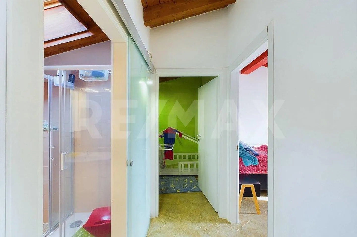Nuova casa di nucleo con tre appartamenti. Buon investimento! - Foto 8 di 13