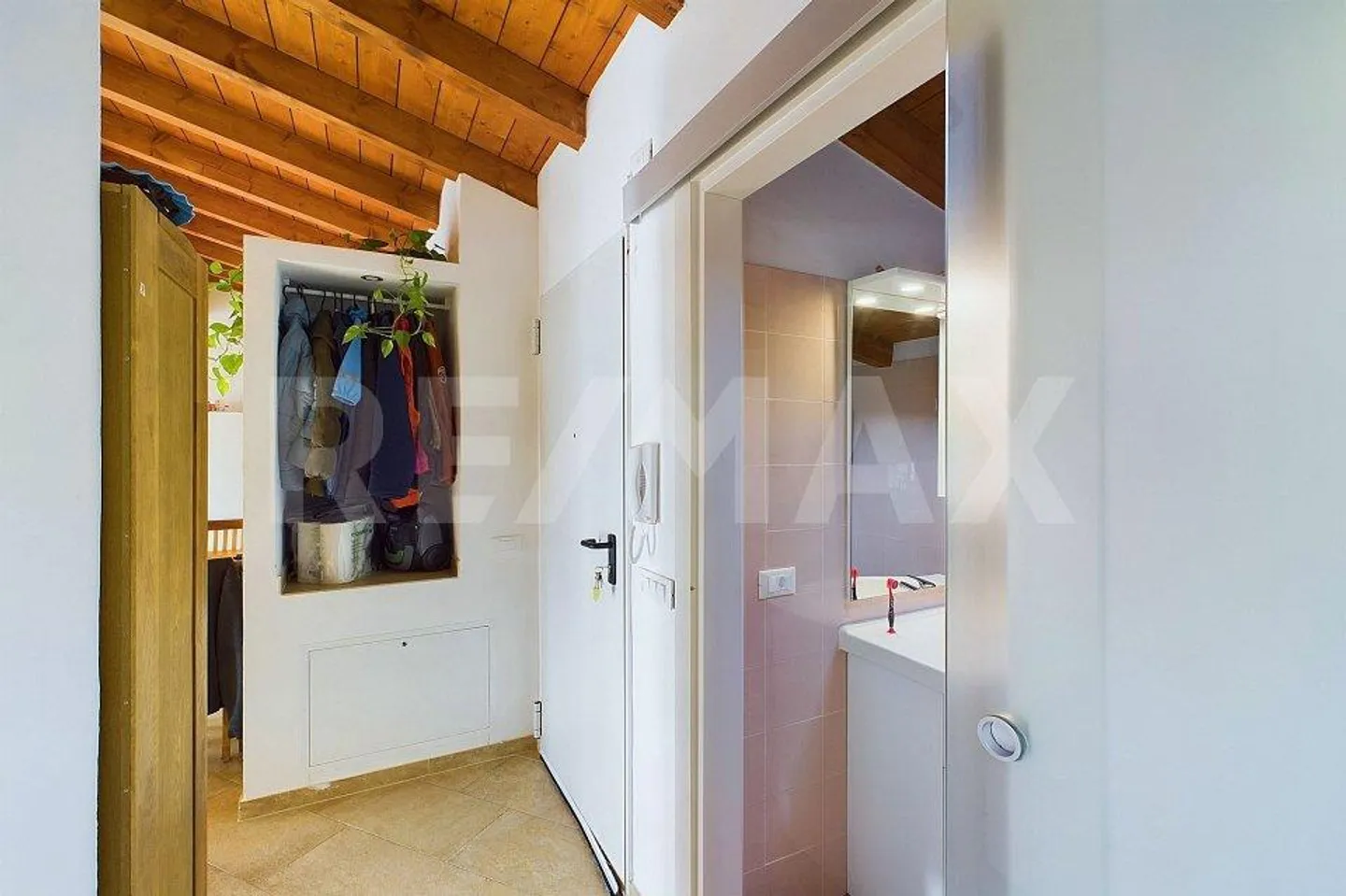 Nuova casa di nucleo con tre appartamenti. Buon investimento! - Foto 9 di 13