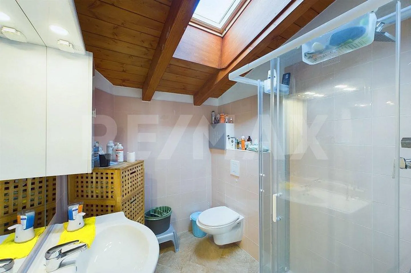 Nuova casa di nucleo con tre appartamenti. Buon investimento! - Foto 10 di 13