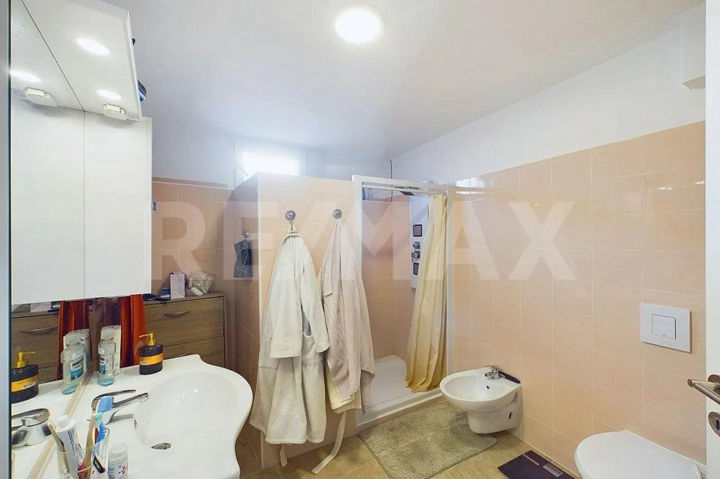 Nuova casa di nucleo con tre appartamenti. Buon investimento! - Foto 13 di 13