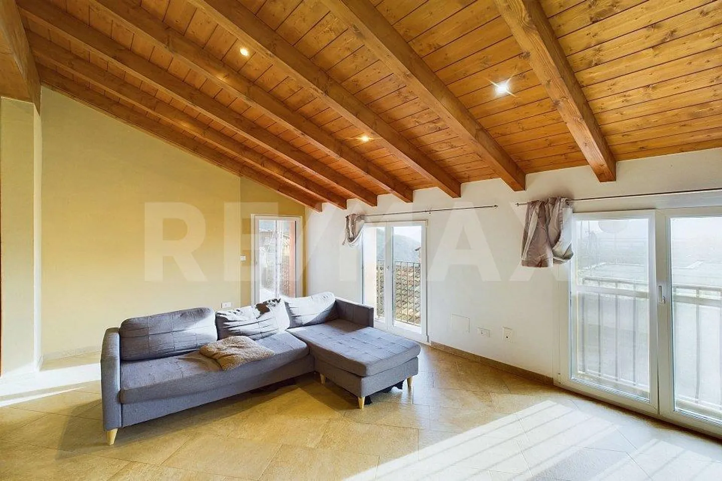 Nuova casa di nucleo con tre appartamenti. Buon investimento! - Foto 1 di 13