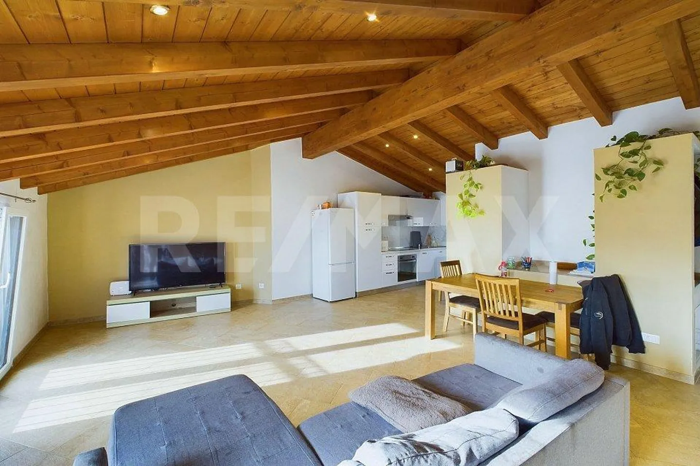 Nuova casa di nucleo con tre appartamenti. Buon investimento! - Foto 3 di 13