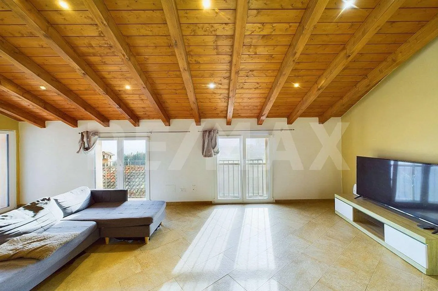 Nuova casa di nucleo con tre appartamenti. Buon investimento! - Foto 4 di 13