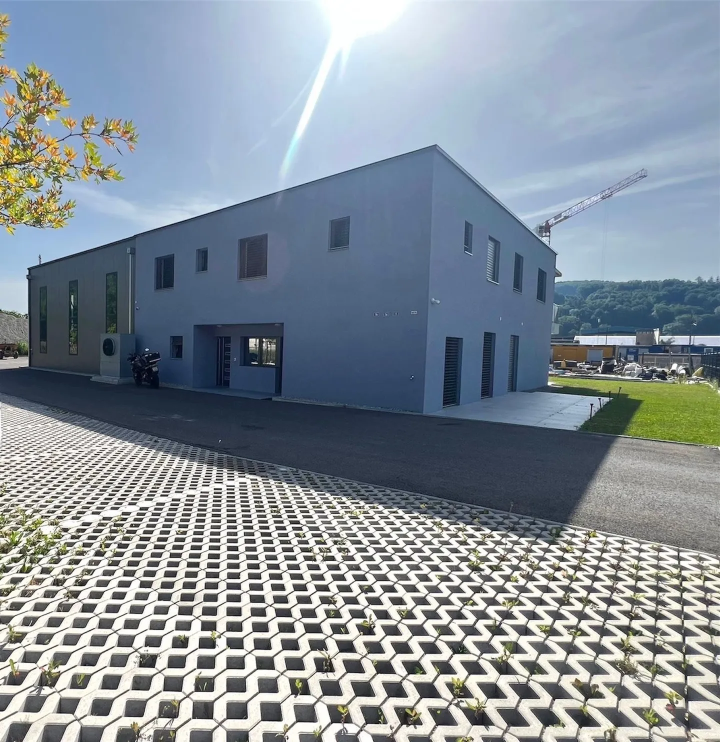 Rare investment opportunity in Lucens – industrial building with high-quality residential space - Photo 2 of 11