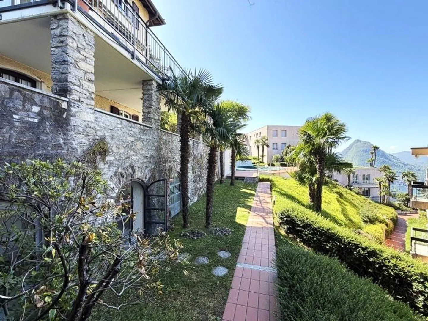CHARMANTE VILLA MIT SEEBLICK - MONTE BRÈ - Foto 13 von 13