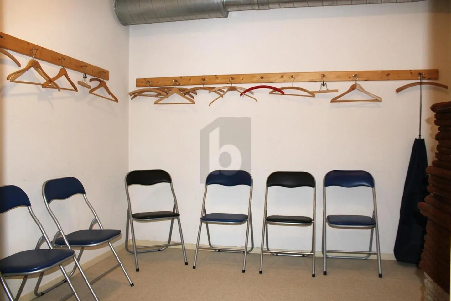 BRIGHT WITH CLOAKROOM, SHOWER AND SAUNA - Photo 3 of 5