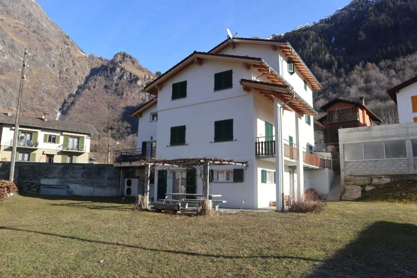 Maison de location intéressante et nouvelle dans le vert, Olivone - Photo 1 sur 5