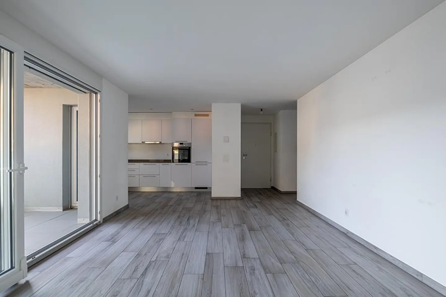 GERÄUMIG UND ELEGANT 4.5 IN OSOGNA - Foto 2 von 14