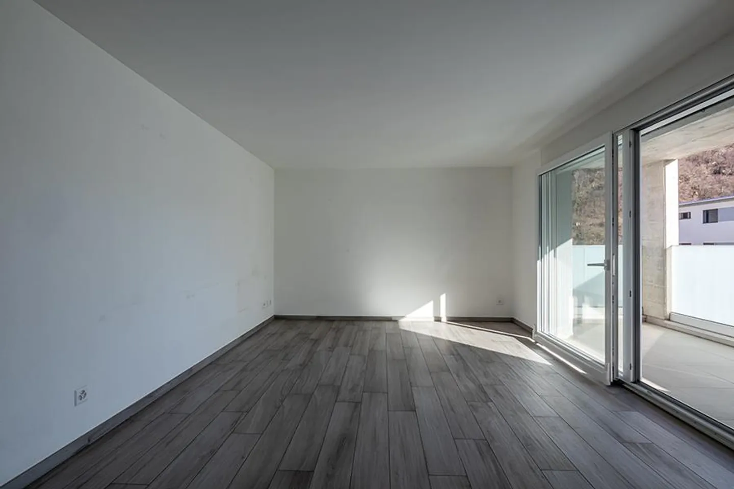 GERÄUMIG UND ELEGANT 4.5 IN OSOGNA - Foto 3 von 14