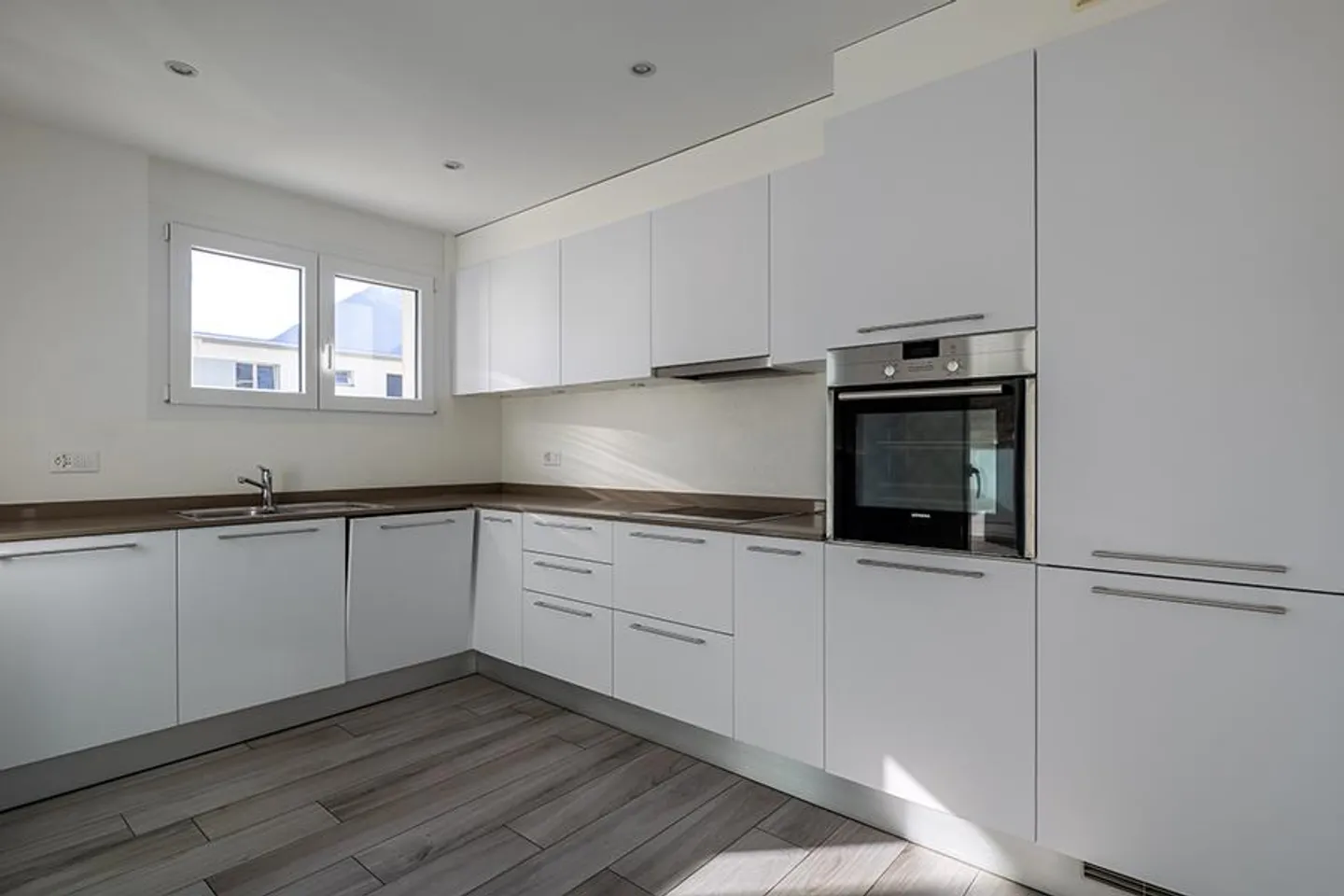 GERÄUMIG UND ELEGANT 4.5 IN OSOGNA - Foto 5 von 14