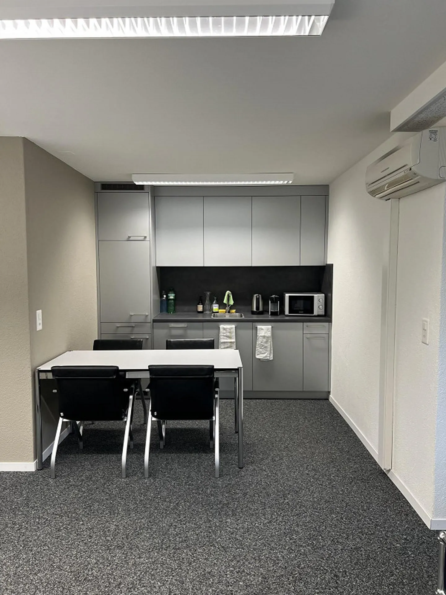 Office space in Schaffhausen agglomeration - Photo 7 of 11