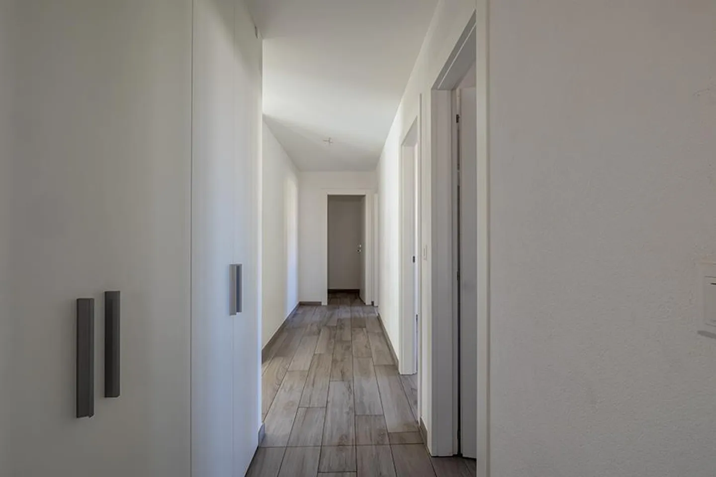 GERÄUMIG UND ELEGANT 4.5 IN OSOGNA - Foto 6 von 14