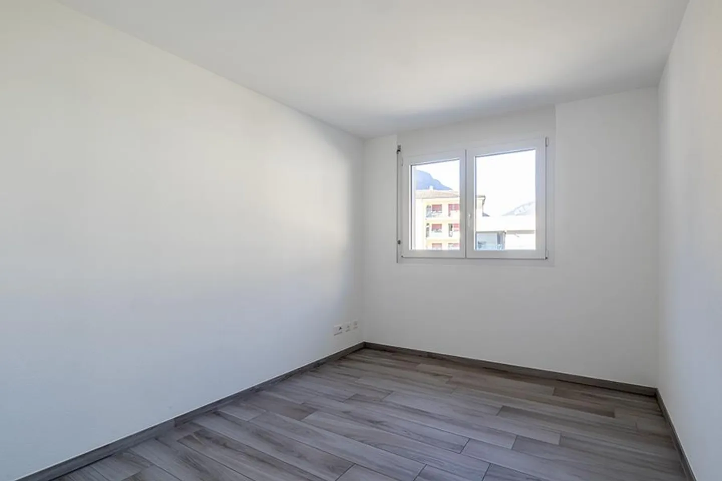 GERÄUMIG UND ELEGANT 4.5 IN OSOGNA - Foto 8 von 14