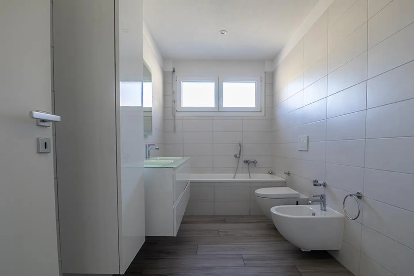 GERÄUMIG UND ELEGANT 4.5 IN OSOGNA - Foto 13 von 14