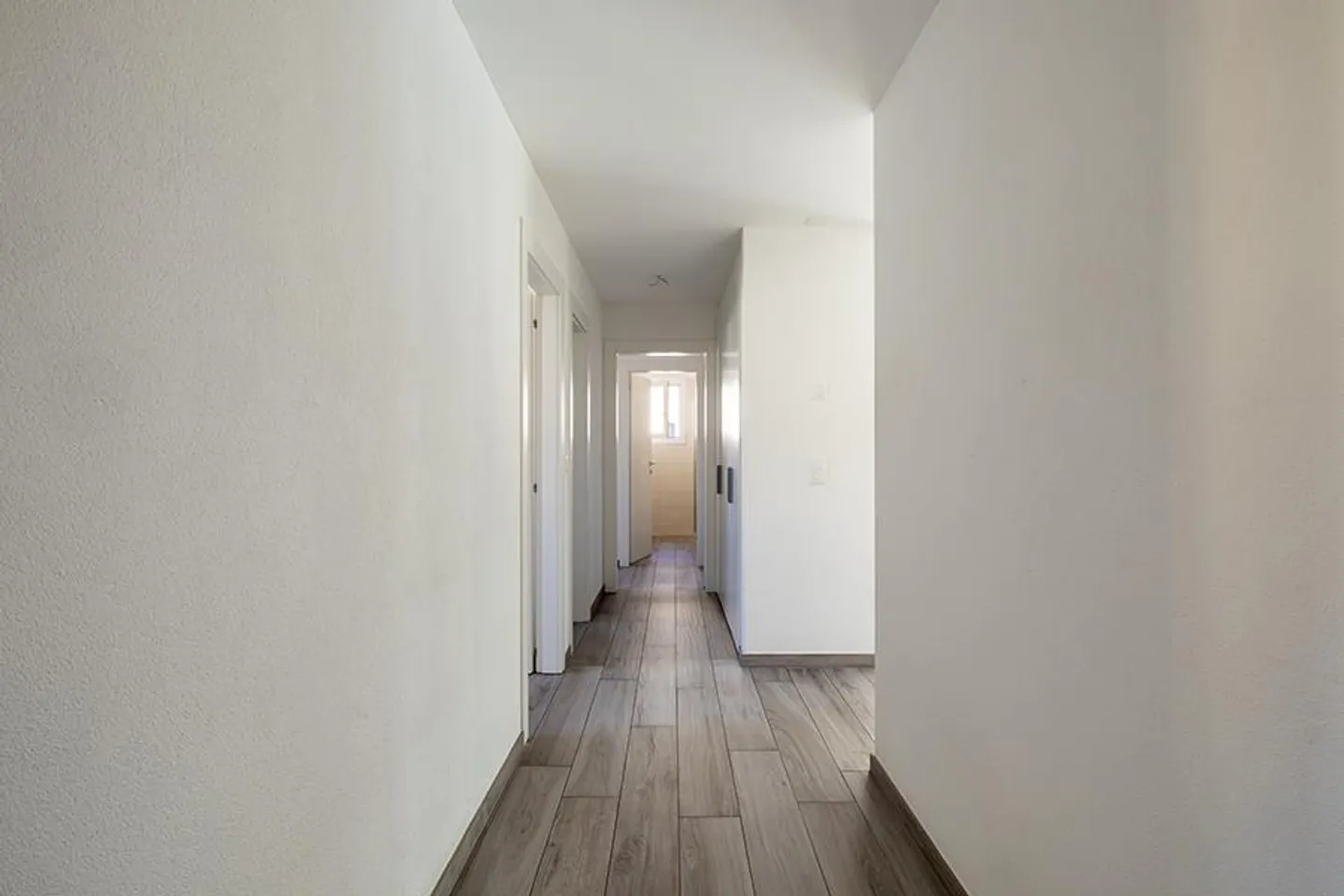 GERÄUMIG UND ELEGANT 4.5 IN OSOGNA - Foto 14 von 14