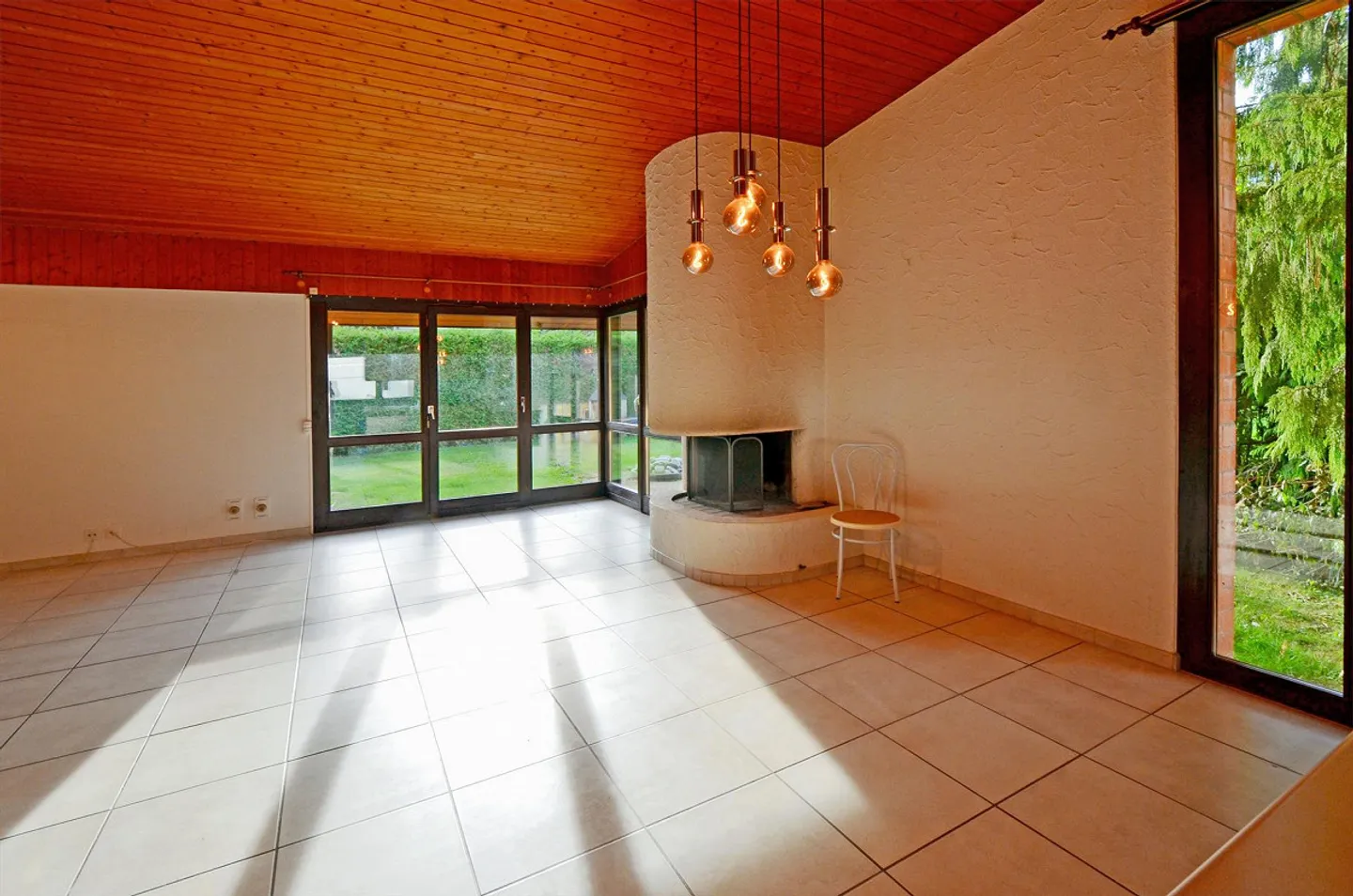 Incantevole casa unifamiliare con camino in una posizione tranquilla a Hochwald - Foto 3 di 7