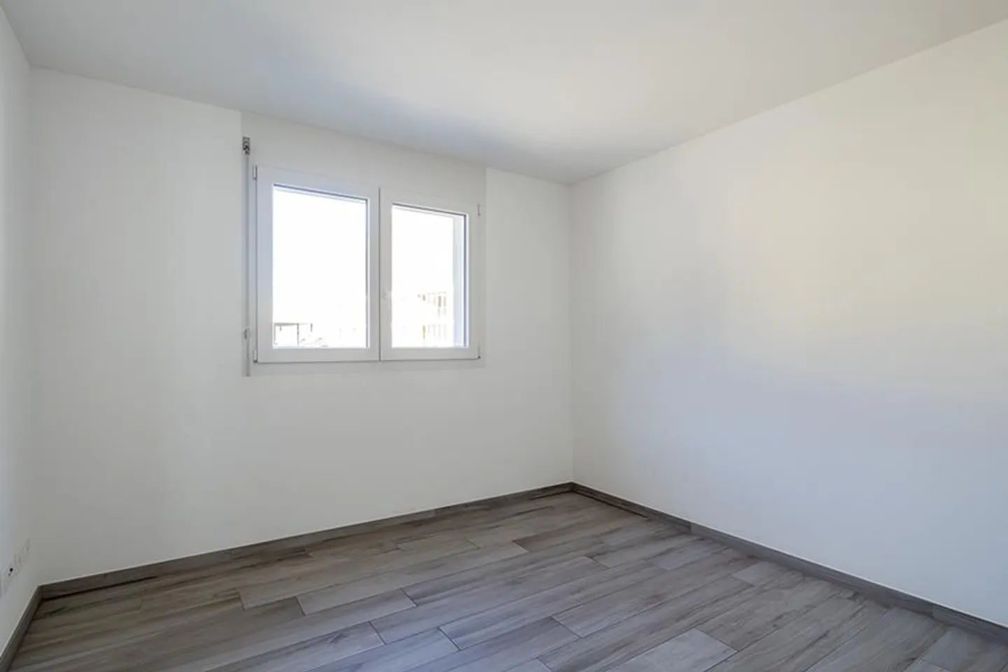 GERÄUMIG UND ELEGANT 4.5 IN OSOGNA - Foto 9 von 14