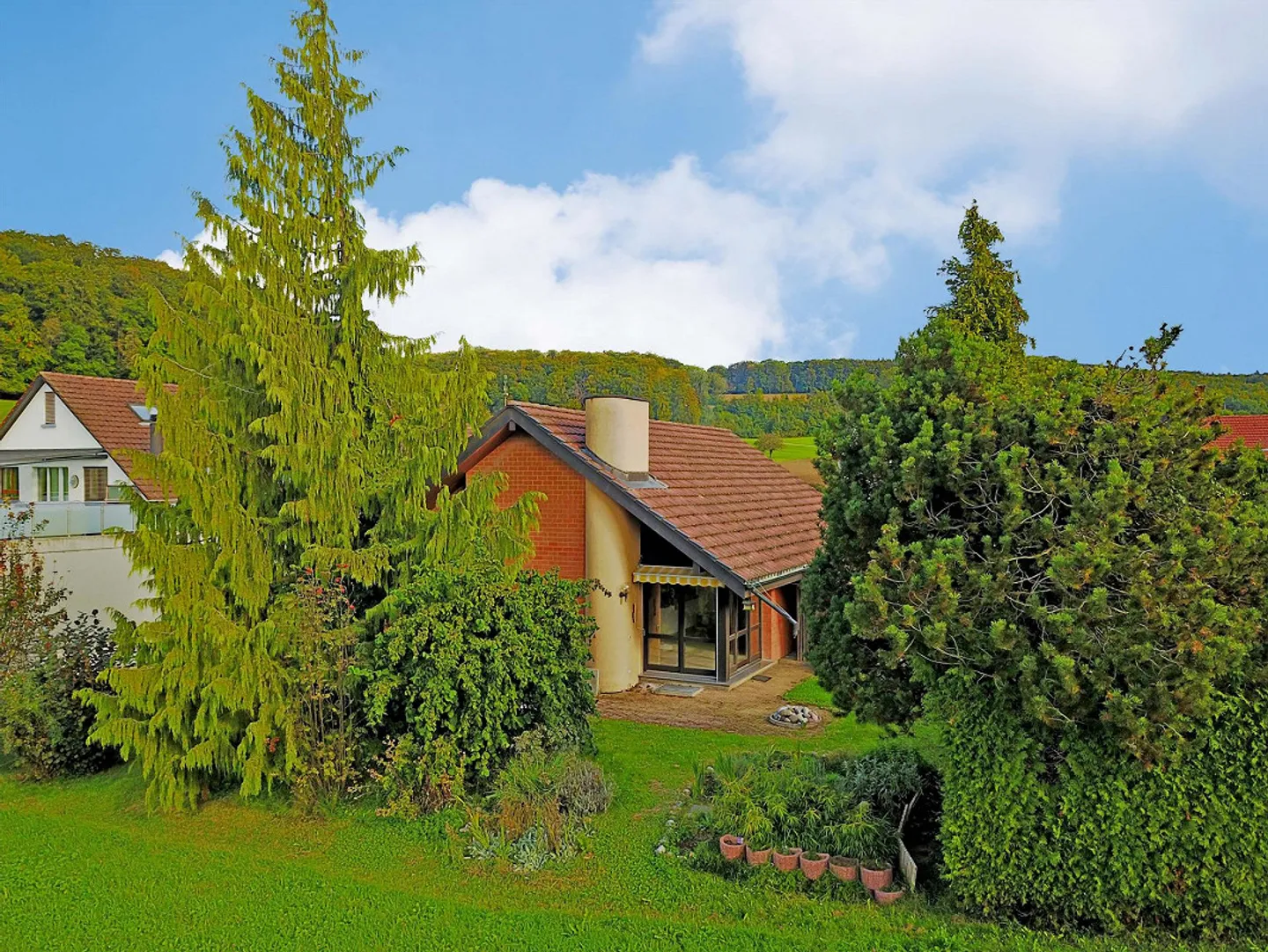 Incantevole casa unifamiliare con camino in una posizione tranquilla a Hochwald - Foto 2 di 7