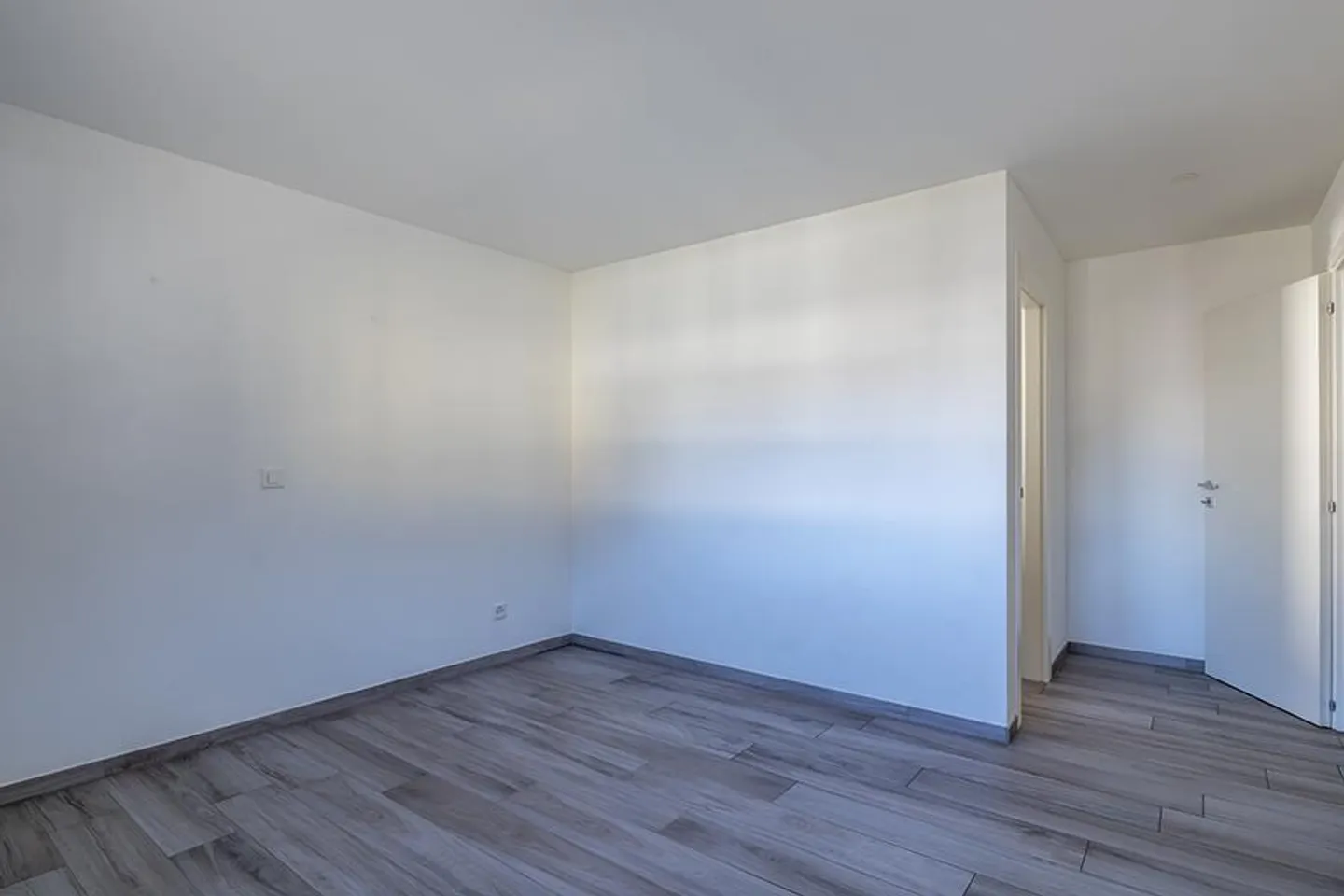 GERÄUMIG UND ELEGANT 4.5 IN OSOGNA - Foto 11 von 14